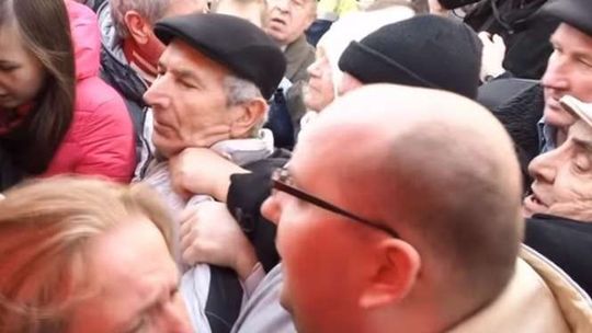 HIT internetu! Bitwa o choinki w Lublinie. Ponad 220 tys. wyświetleń (wideo)