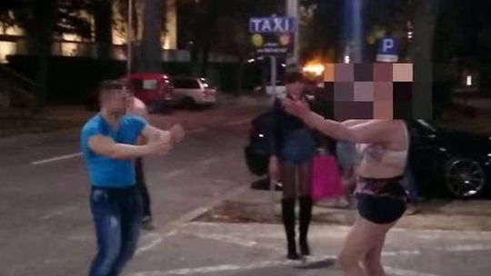 Hit internetu: Uliczna impreza w Lublinie. W komentarzach: "Patola!", "Polska B". Policja: Dostali pouczenie