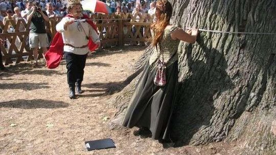 Hniszów: Bolkowanie w cieniu wiekowego dębu