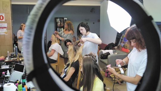 Hol w szpitalu dziecięcym zamienili w salon kosmetyczno-fryzjerski