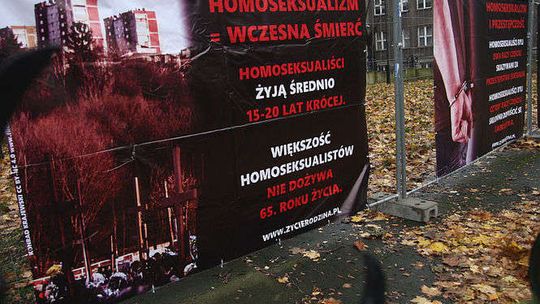 Homofobiczna wystawa „Stop dewiacji” tym razem w Lublinie. Plakaty przy kościele