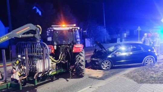 Hondą civic „zaatakował” traktor