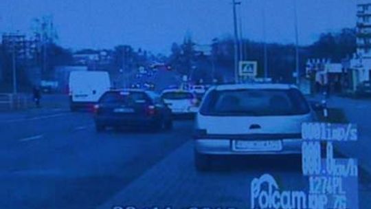 Horror na pasach. Pieszy mógł zginąć (wideo)