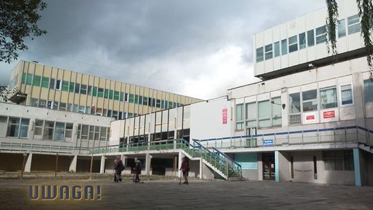 Horror w tej szkole trwa od wakacji. Snajper strzela w okna budynku