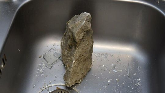 Hot dog był zimny? Zdenerwowali go w sklepie więc wziął cegłę i szpadel