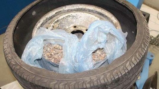 Hrebenne: Chciał przemycić bursztyn i tytoń w kole samochodowym