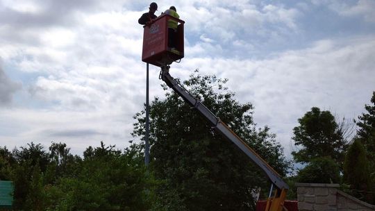 Hrubieszów. Jasne, że taniej. Montują ledowe latarnie