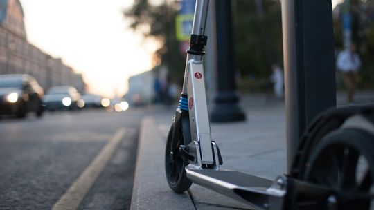 Hulajnoga elektryczna ładuje się, ale nie jedzie? Sprawdź, co może być przyczyną