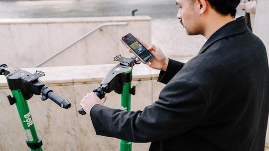 Hulajnogami Bolta dziś nie pojeździsz. Od godz. 22 zostaną wyłączone