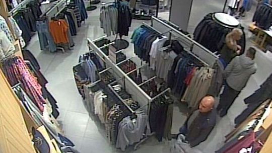 Hurtowa kradzież z galerii handlowej. Kamera nagrała szajkę