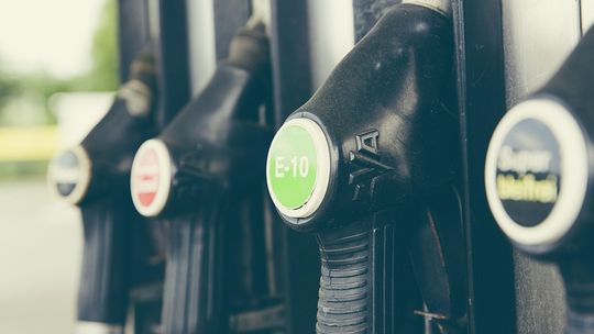 Hurtowe ceny paliw – od czego zależą i dlaczego zmieniają się niemal każdego dnia?