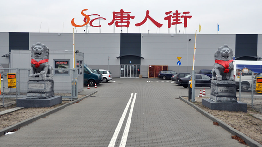 Hurtownia chińska odzieży – sposób na pełny butik za ułamek ceny?