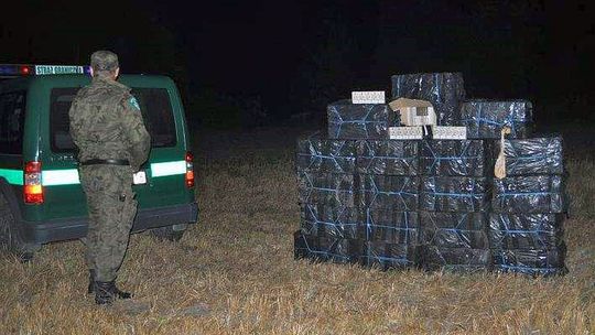 Husynne: Strażnicy znaleźli stertę papierosów na polu