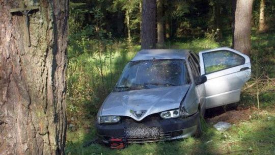 Hutki: Pijany kierowca wjechał w drzewo. Nie żyje jedna osoba