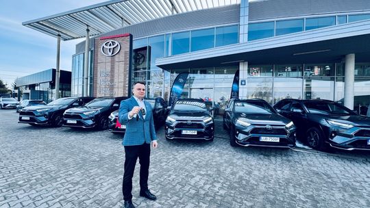 Firma Linetel Media Sp. z o.o. uzupełniła swoją flotę hybrydowych Toyot o sześć egzemplarzymodelu RAV4 Plug-in Hybrid, a wkrótce do parku dołączą cztery egzemplarze najnowszej odsłony SUV-a z hybrydą plug-in.