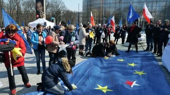 Hymn UE zabrzmiał w Lublinie na pl. Teatralnym [zdjęcia]