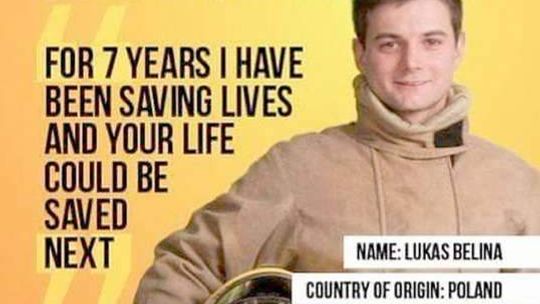\"I am an immigrant”. Strażak z angielskiego plakatu to Łukasz z Lublina