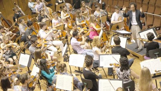 I, CULTURE Orchestra stroi instrumenty