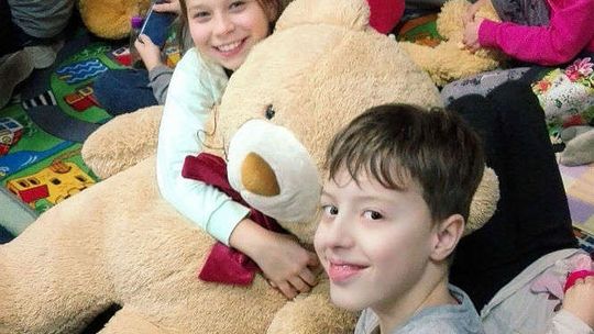 I Nocny Festiwalu Bajania w Świdniku. W ZS nr 2 dorośli czytali dzieciom 