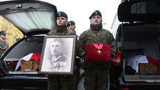 Ich szczątki spoczywały w anonimowej mogile. Uroczystości pogrzebowe „Jara” i „Eama”