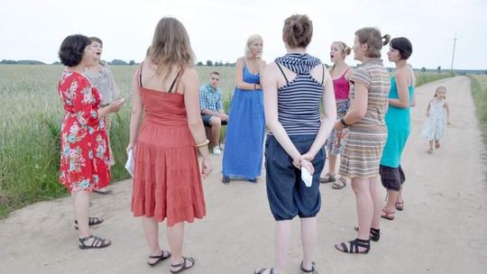 Idą w rzepak albo na łąkę i śpiewają