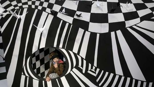 Idź na wystawę, tam zamknij oczy. Sztuka dla młodych w Galerii Labirynt