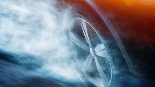 Idzie jesień, zadbaj o opony. Jak zmierzyć głębokość bieżnika?