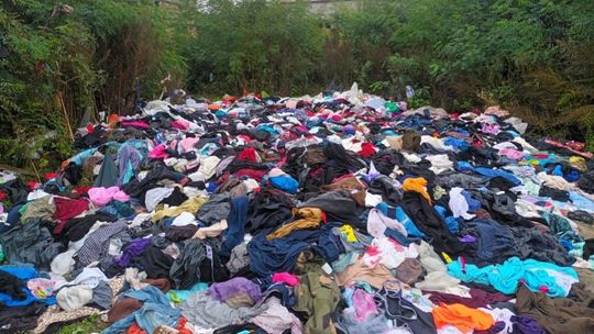 Igrzyska śmieci przy Grygowej. Sprawca uprzątnął hałdę ubrań