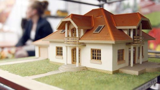 Ile kosztuje budowa domu jednorodzinnego? Jak mieszkanie w Warszawie