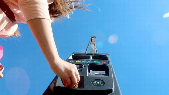 Ile miasto zarabia na płatnych parkingach