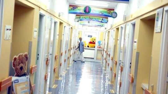 Ile płaci rodzic dziecka za noc w szpitalu? Ceny za hotel i wypożyczenie łóżka