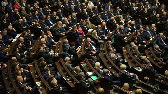 Ile powinni zarabiać posłowie? Wyniki sondażu mogą zaskakiwać