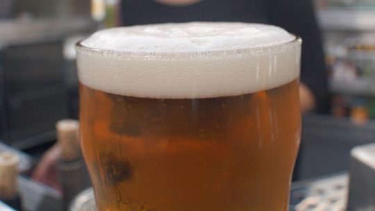 Ile zarabia barman, a ile pracownik administracji?