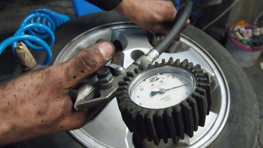 Ile zarabia ochroniarz, drukarz i mechanik?