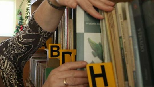 Ile zarabia pracownik Orange, a ile bibliotekarka?