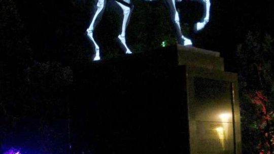 Iluminacja na pomniku J. Piłsudskiego. Artyści odpowiedzą przed prokuratorem?