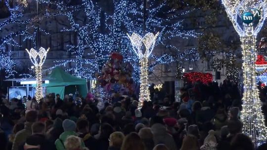 Iluminacje świąteczne rozbłysły w Warszawie [wideo]