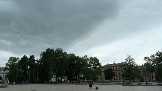 IMGW ostrzega: burze i grad w 15 powiatach 