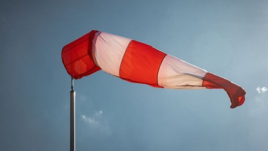 IMGW ostrzega. Dziś będzie silnie wiało w całej Polsce