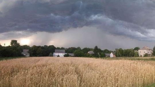 IMGW ostrzega: Idą burze z gradem i silny wiatr