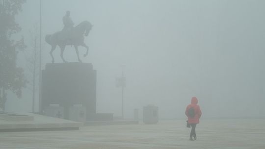 IMGW ostrzega: przez mgły widoczność spadnie do 100 metrów