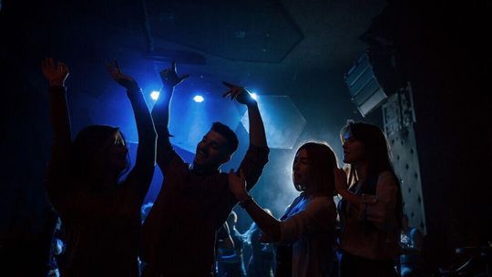 Impreza w rytmie disco – sposób na rozładowanie stresu po całym tygodniu