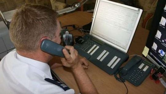 Imprezowicz zgubił drogę w lesie. Policjant pomógł przez telefon