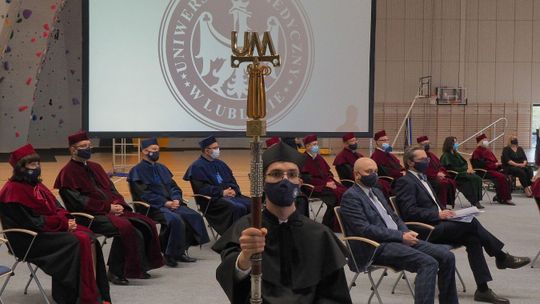 Inauguracja roku na Uniwersytecie Medycznym. Minister Czarnek przyjechał z czekiem [zdjęcia]