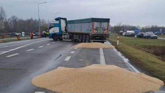 Incydent na granicy. Rolnicy zatrzymali ukraińskie tiry i wysypali zboże na jezdnię