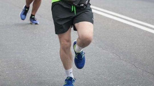 Incydent na trasie Maratonu Lubelskiego. Samochód otarł się o biegacza