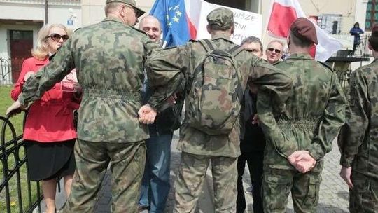 Incydent podczas obchodów 3 maja. Młodzież w beretach zablokowała KOD? (zdjęcia)