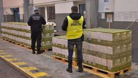 Inni przemycają wódkę i spirytus. A on 2898 butelek wina