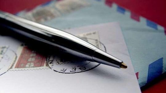 InPost rezygnuje z tradycyjnych listów. Czytelnik: "Zostałem ze znaczkami za 280 zł"