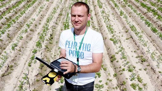 Inspektorzy ARiMR ruszają z kontrolami w terenie. Z laptopem